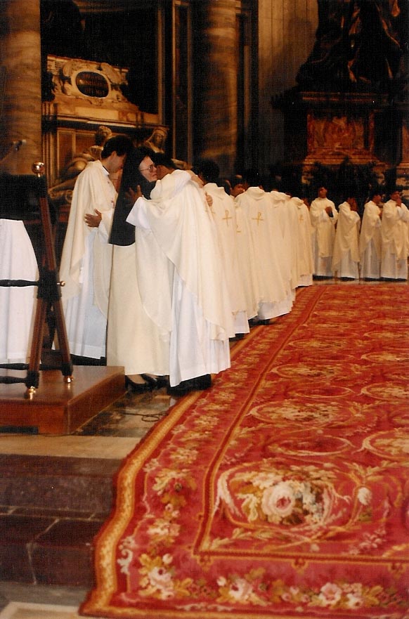 This image has an empty alt attribute; its file name is 283_1991_81_Vaticano_23Sacerdoti-24Diaconi_AbbracciodipaceconMadreProvvidenza_22Giugno-1.jpg